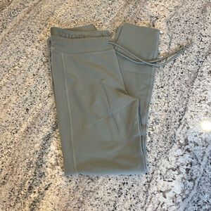 Vuori Women's Leggings in Olive Green